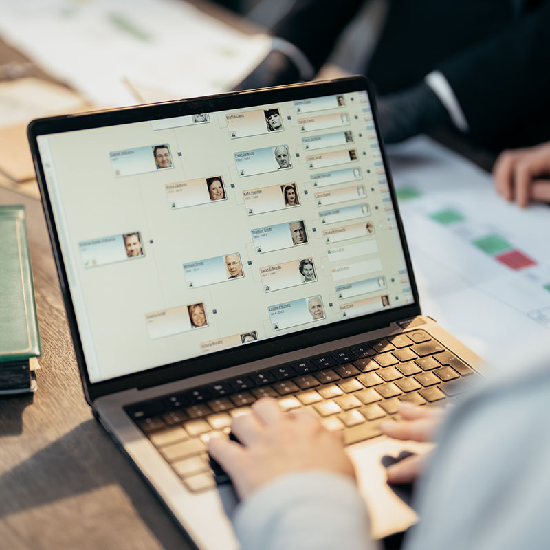 Laptop mit einem Stammbaum