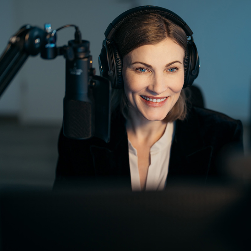 Frau Kröswang beim Podcast